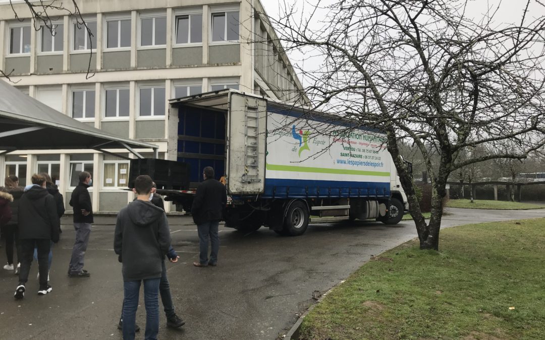 Distribution de papiers pour les Papiers de l’Espoir